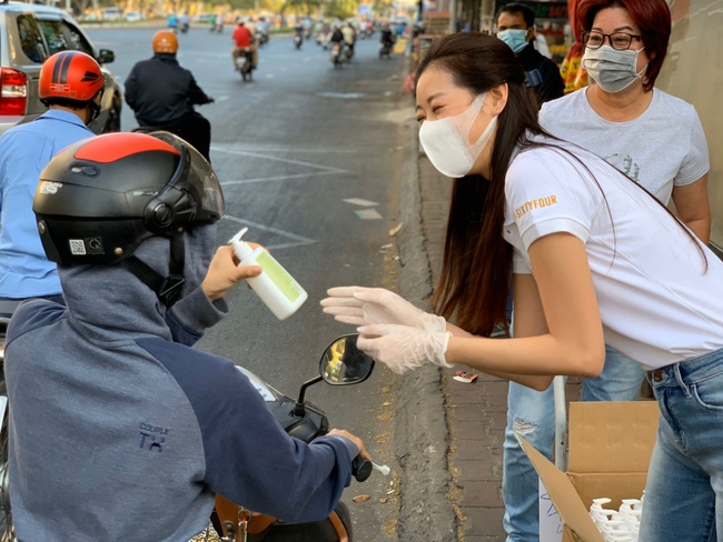 Phòng tránh dịch bệnh, Hoa hậu Khánh Vân cùng mẹ xuống phố tặng nước rửa tay cho người dân - Ảnh 9.