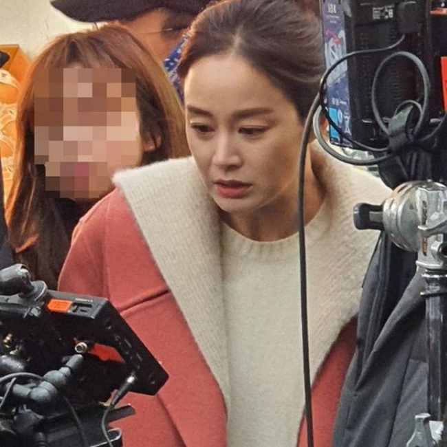 Kim Tae Hee làm ma nữ tấu hài trong phim thế sóng &quot;Crash Landing On You&quot;: Để lộ bọng mắt to, da chảy xệ  - Ảnh 8.