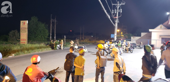 Trẻ con gục mặt, mệt nhoài đội nắng cùng cha mẹ đứng xem hiện trường Tuấn &quot;khỉ&quot; bị tiêu diệt - Ảnh 3.