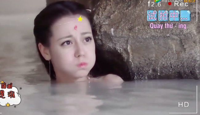 "Tam sinh tam thế Chẩm thượng thư": Sự thật sau cảnh lột áo tắm hồ của Địch Lệ Nhiệt Ba, nàng run rẩy cực đáng thương - Ảnh 5. "Tam sinh tam thế Chẩm thượng thư": Sự thật sau cảnh lột áo tắm hồ của Địch Lệ Nhiệt Ba, nàng run rẩy cực đáng thương - Ảnh 5.