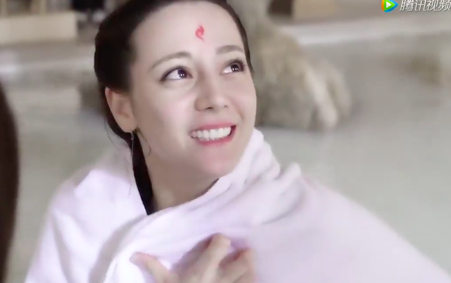 "Tam sinh tam thế Chẩm thượng thư": Sự thật sau cảnh lột áo tắm hồ của Địch Lệ Nhiệt Ba, nàng run rẩy cực đáng thương - Ảnh 7. "Tam sinh tam thế Chẩm thượng thư": Sự thật sau cảnh lột áo tắm hồ của Địch Lệ Nhiệt Ba, nàng run rẩy cực đáng thương - Ảnh 7.