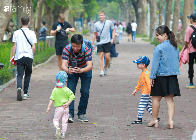 Hà Nội đón ánh nắng sau nhiều ngày âm u, người dân thích thú xuống phố thư giãn - Ảnh 1. Hà Nội đón ánh nắng sau nhiều ngày âm u, người dân thích thú xuống phố thư giãn - Ảnh 1.