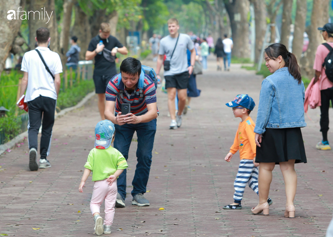 Hà Nội đón ánh nắng sau nhiều ngày âm u, người dân thích thú xuống phố thư giãn - Ảnh 1.