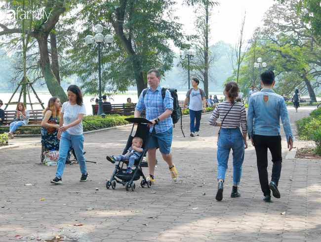 Hà Nội đón ánh nắng sau nhiều ngày âm u, người dân thích thú xuống phố thư giãn - Ảnh 5. Hà Nội đón ánh nắng sau nhiều ngày âm u, người dân thích thú xuống phố thư giãn - Ảnh 5.