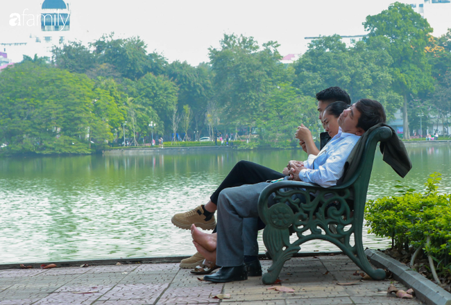 Hà Nội đón ánh nắng sau nhiều ngày âm u, người dân thích thú xuống phố thư giãn - Ảnh 6. Hà Nội đón ánh nắng sau nhiều ngày âm u, người dân thích thú xuống phố thư giãn - Ảnh 6.