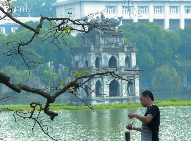 Hà Nội đón ánh nắng sau nhiều ngày âm u, người dân thích thú xuống phố thư giãn - Ảnh 8. Hà Nội đón ánh nắng sau nhiều ngày âm u, người dân thích thú xuống phố thư giãn - Ảnh 8.