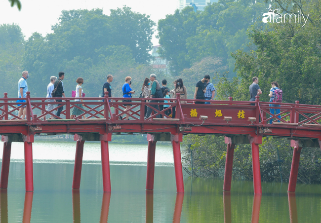 Hà Nội đón ánh nắng sau nhiều ngày âm u, người dân thích thú xuống phố thư giãn - Ảnh 10. Hà Nội đón ánh nắng sau nhiều ngày âm u, người dân thích thú xuống phố thư giãn - Ảnh 10.