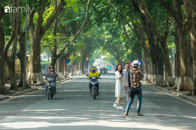 Hà Nội đón ánh nắng sau nhiều ngày âm u, người dân thích thú xuống phố thư giãn - Ảnh 12. Hà Nội đón ánh nắng sau nhiều ngày âm u, người dân thích thú xuống phố thư giãn - Ảnh 12.