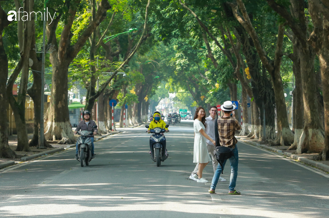 Hà Nội đón ánh nắng sau nhiều ngày âm u, người dân thích thú xuống phố thư giãn - Ảnh 12.