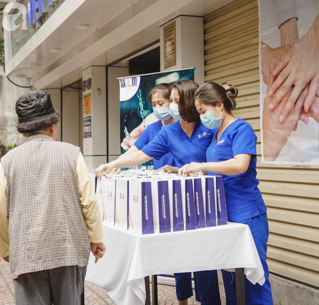 Hà Nội: Người già trẻ em bất ngờ nhận được dung dịch rửa tay do diễn viên tặng - Ảnh 6.