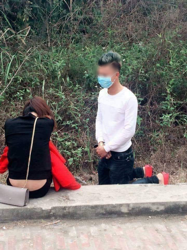 Không kịp về tặng quà bạn gái ngày Valentine, nam thanh niên quỳ gối bên đường cầu xin sự tha thứ - Ảnh 2.