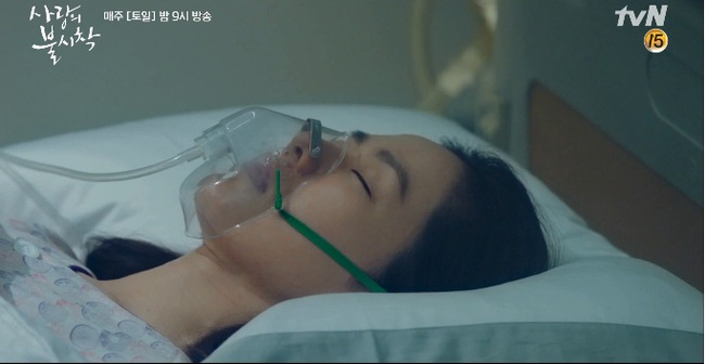"Crash Landing On You" tập 15: Hyun Bin khóc nức nở nhìn Son Ye Jin hấp hối, biên kịch quyết không cho đôi trẻ "happy ending"? - Ảnh 2.