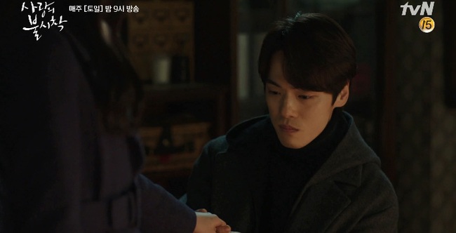 "Crash Landing On You" tập 15: Hyun Bin khóc nức nở nhìn Son Ye Jin hấp hối, biên kịch quyết không cho đôi trẻ "happy ending"? - Ảnh 5.
