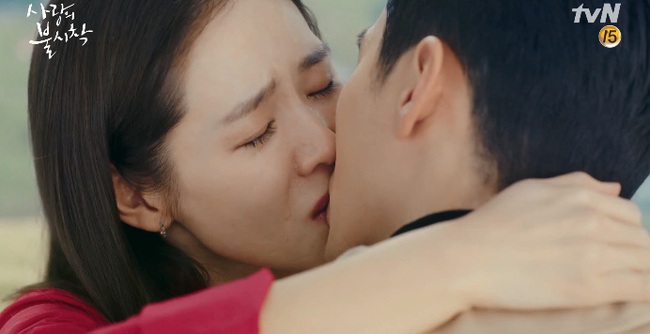 "Crash Landing On You" tập cuối: Kết th&uacute;c vi&ecirc;n m&atilde;n cho Son Ye Jin - Hyun Bin, m&atilde;n nguyện cảnh h&ocirc;n l&atilde;ng mạn của đ&ocirc;i trẻ - Ảnh 9.