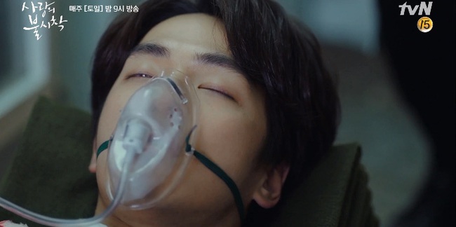 "Crash Landing On You" tập 15: Hyun Bin khóc nức nở nhìn Son Ye Jin hấp hối, biên kịch quyết không cho đôi trẻ "happy ending"? - Ảnh 7.