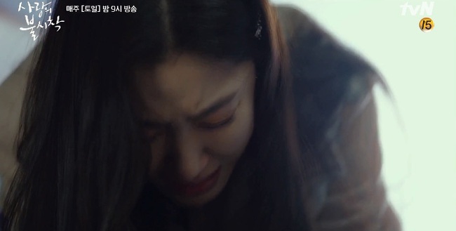 "Crash Landing On You" tập 15: Hyun Bin khóc nức nở nhìn Son Ye Jin hấp hối, biên kịch quyết không cho đôi trẻ "happy ending"? - Ảnh 8.