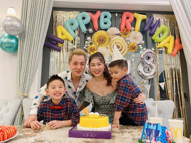 Vợ chồng Đăng Khôi tổ chức sinh nhật cho bé Ken trong biệt thự triệu đô, hot mom 8X &quot;chiếm&quot; spotlight của con vì vẻ trẻ trung xinh đẹp - Ảnh 1.