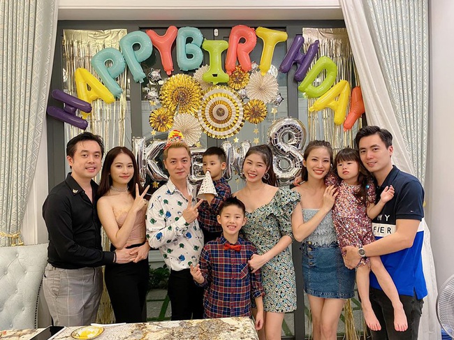 Vợ chồng Đăng Khôi tổ chức sinh nhật cho con trong biệt thự triệu đô, nhưng bức ảnh tập thể của cả gia đình đang khiến dân mạng cực kỳ chú ý vì chi tiết này - Ảnh 4.