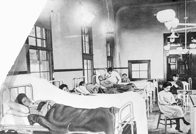 Những người "siêu lây nhiễm": Mang mầm dịch bệnh nhưng không có triệu chứng, giết người chỉ vì sự thiếu hiểu biết của bản thân mình - Ảnh 3. Những người "siêu lây nhiễm": Mang mầm dịch bệnh nhưng không có triệu chứng, giết người chỉ vì sự thiếu hiểu biết của bản thân mình - Ảnh 3.