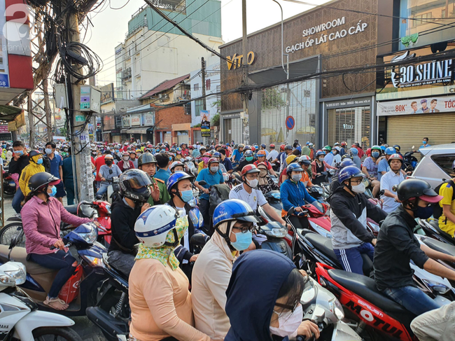 Hàng trăm người dân TP.HCM bỏ ngày chủ nhật xếp hàng dài từ sáng sớm chờ mua khẩu trang y tế - Ảnh 6.