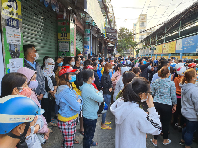 Hàng trăm người dân TP.HCM bỏ ngày chủ nhật xếp hàng dài từ sáng sớm chờ mua khẩu trang y tế - Ảnh 7.