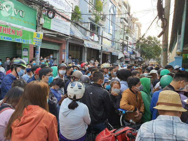 Hàng trăm người dân TP.HCM bỏ ngày chủ nhật xếp hàng dài từ sáng sớm chờ mua khẩu trang y tế - Ảnh 9.