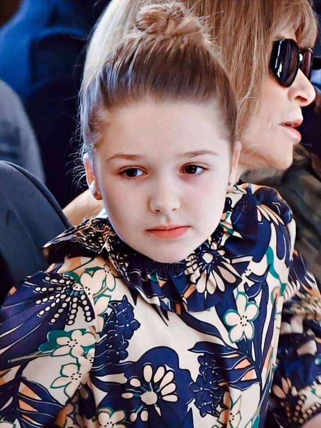 Harper Beckham xinh đẹp với thần thái sang chảnh hút mọi ánh nhìn khi dự sự kiện cùng cha và anh trai - Ảnh 6.