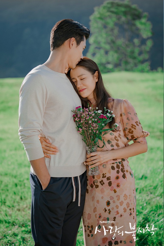 &quot;Crash Landing On You&quot;: Bộ ảnh siêu ngọt ngào của Hyun Bin và Son Ye Jin, tiết lộ ý nghĩa loài hoa xuất hiện ở cuối phim - Ảnh 4.
