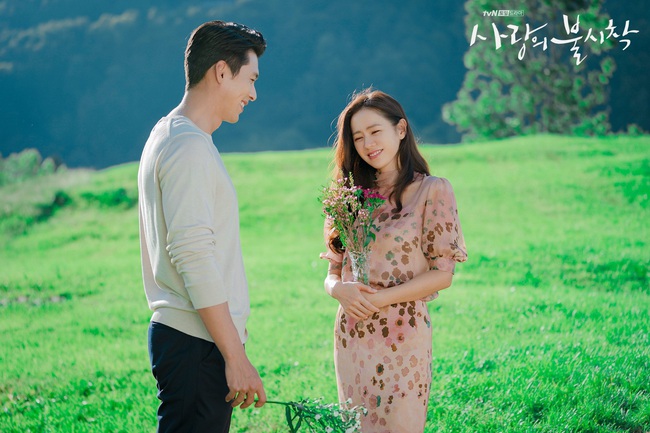 &quot;Crash Landing On You&quot;: Bộ ảnh siêu ngọt ngào của Hyun Bin và Son Ye Jin, tiết lộ ý nghĩa loài hoa xuất hiện ở cuối phim - Ảnh 3.