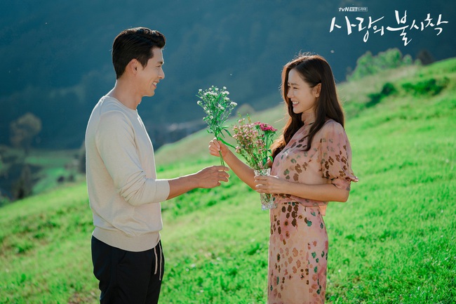 &quot;Crash Landing On You&quot;: Bộ ảnh siêu ngọt ngào của Hyun Bin và Son Ye Jin, tiết lộ ý nghĩa loài hoa xuất hiện ở cuối phim - Ảnh 2.