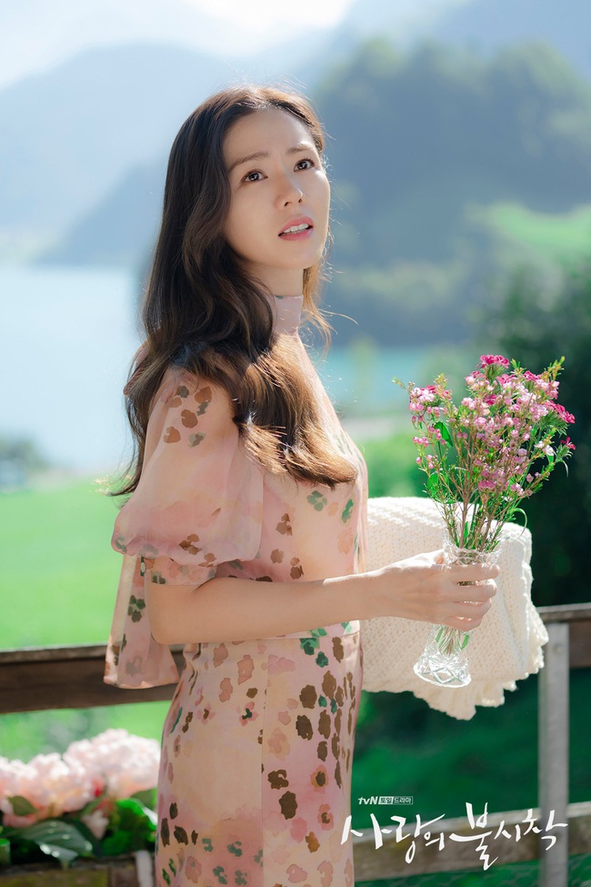 &quot;Crash Landing On You&quot;: Bộ ảnh siêu ngọt ngào của Hyun Bin và Son Ye Jin, tiết lộ ý nghĩa loài hoa xuất hiện ở cuối phim - Ảnh 6.