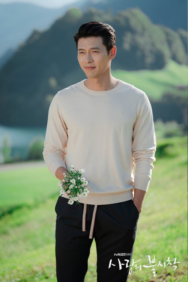 &quot;Crash Landing On You&quot;: Bộ ảnh siêu ngọt ngào của Hyun Bin và Son Ye Jin, tiết lộ ý nghĩa loài hoa xuất hiện ở cuối phim - Ảnh 8.