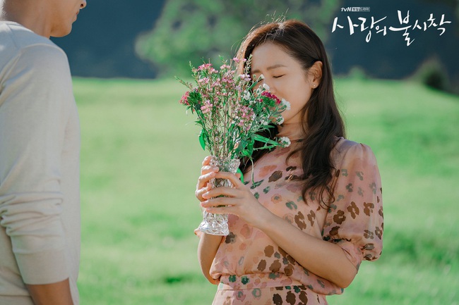 &quot;Crash Landing On You&quot;: Bộ ảnh siêu ngọt ngào của Hyun Bin và Son Ye Jin, tiết lộ ý nghĩa loài hoa xuất hiện ở cuối phim - Ảnh 9.