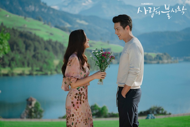 &quot;Crash Landing On You&quot;: Bộ ảnh siêu ngọt ngào của Hyun Bin và Son Ye Jin, tiết lộ ý nghĩa loài hoa xuất hiện ở cuối phim - Ảnh 10.