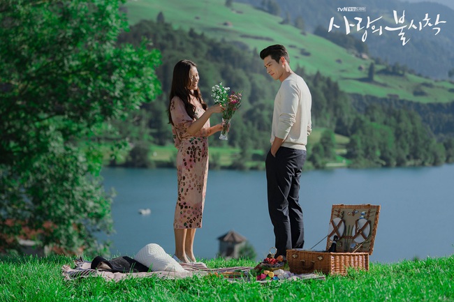 &quot;Crash Landing On You&quot;: Bộ ảnh siêu ngọt ngào của Hyun Bin và Son Ye Jin, tiết lộ ý nghĩa loài hoa xuất hiện ở cuối phim - Ảnh 11.