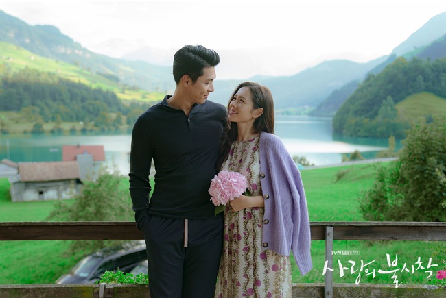 &quot;Crash Landing On You&quot;: Bộ ảnh siêu ngọt ngào của Hyun Bin và Son Ye Jin, tiết lộ ý nghĩa loài hoa xuất hiện ở cuối phim - Ảnh 12.