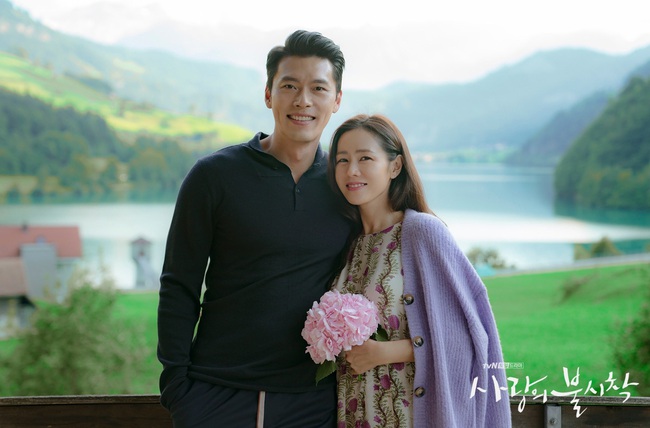 &quot;Crash Landing On You&quot;: Bộ ảnh siêu ngọt ngào của Hyun Bin và Son Ye Jin, tiết lộ ý nghĩa loài hoa xuất hiện ở cuối phim - Ảnh 14.