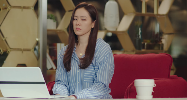 Ngắm là muốn sắm bằng hết 4 mẫu áo sơ mi/blouse được hai chị đẹp lăng xê trong "Crash Landing On You" - Ảnh 10. Ngắm là muốn sắm bằng hết 4 mẫu áo sơ mi/blouse được hai chị đẹp lăng xê trong "Crash Landing On You" - Ảnh 10.