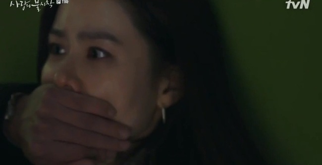 &quot;Crash Landing On You&quot; tập 11: Son Ye Jin bị truy sát, Hyun Bin hóa anh hùng giải cứu &quot;chị đẹp&quot; - Ảnh 14.