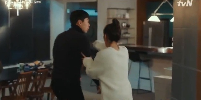 &quot;Crash Landing On You&quot;: Thấy Se Ri bị &quot;vùi dập&quot;, Hyun Bin dỗ dành người thương bằng cái ôm khiến hội fangirl ghen tị - Ảnh 5.