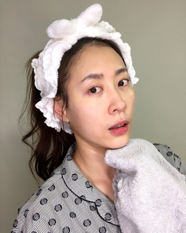 Bác sĩ cảnh báo: Chị em tiết kiệm đồ skincare kiểu này là sai bét, chẳng mấy chốc làn da xấu khó mà bù đắp nổi - Ảnh 3. Bác sĩ cảnh báo: Chị em tiết kiệm đồ skincare kiểu này là sai bét, chẳng mấy chốc làn da xấu khó mà bù đắp nổi - Ảnh 3.