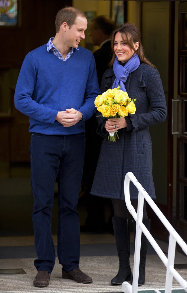 Đến chuyện diện đồ xuyệt t&ocirc;ng với chồng m&agrave; Kate Middleton cũng tinh tế hết mực, quả kh&ocirc;ng hổ danh l&agrave; C&ocirc;ng nương quốc d&acirc;n - Ảnh 4.