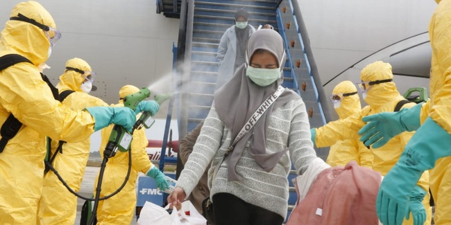 Indonesia đưa người từ Vũ Hán trở về nước và cách ly 14 ngày trên đảo, xuống sân bay mỗi người đều được phun thuốc khử trùng - Ảnh 1.