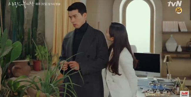 &quot;Crash Landing On You&quot; tập 13: Hyun Bin ghen nổ mắt vì Son Ye Jin bất ngờ có &quot;trai lạ&quot; tán tỉnh? - Ảnh 4.