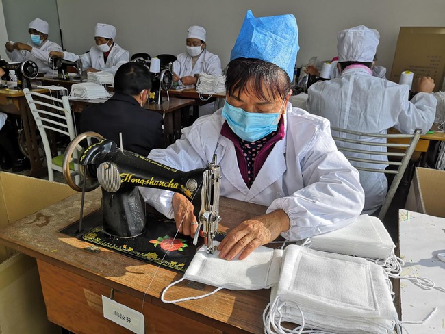 Giữa lúc dịch viêm phổi hoành hành khiến khẩu trang khan hiếm, người dân thị trấn ở Trung Quốc già trẻ đều tình nguyện tham gia may khẩu trang vải - Ảnh 3.