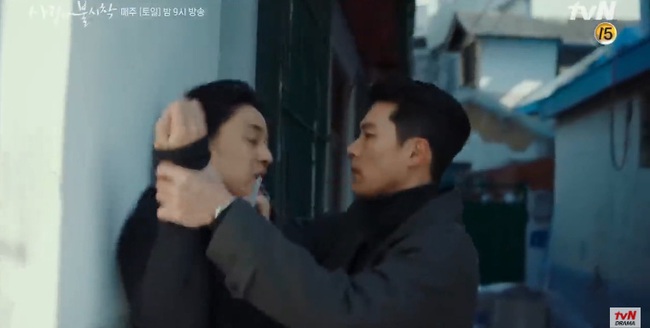 &quot;Crash Landing On You&quot; tập 13: Hyun Bin ghen nổ mắt vì Son Ye Jin bất ngờ có &quot;trai lạ&quot; tán tỉnh? - Ảnh 7.