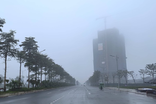 Giữa trưa, bầu trời Hà Nội vẫn trong màn sương mù dày đặc - Ảnh 7.