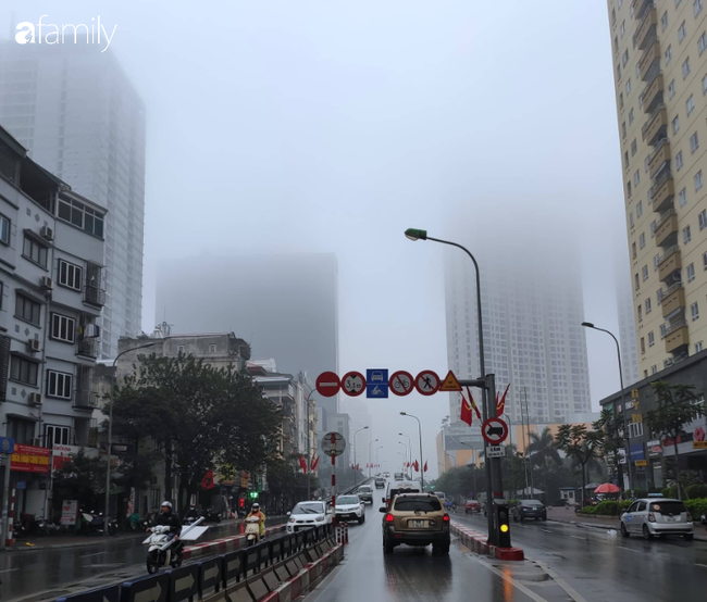 Giữa trưa, bầu trời Hà Nội vẫn trong màn sương mù dày đặc - Ảnh 2.