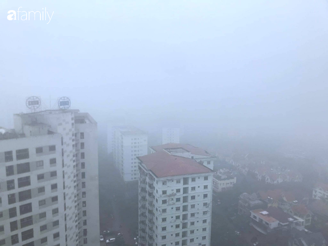 Giữa trưa, bầu trời Hà Nội vẫn trong màn sương mù dày đặc - Ảnh 3.