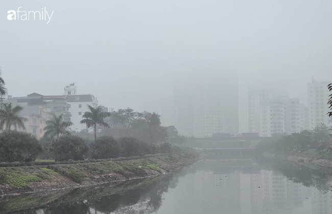 Giữa trưa, bầu trời Hà Nội vẫn trong màn sương mù dày đặc - Ảnh 5.